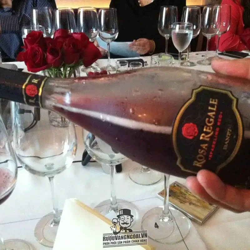 Rượu sâm banh Banfi Rosa Regale Sparkling Red